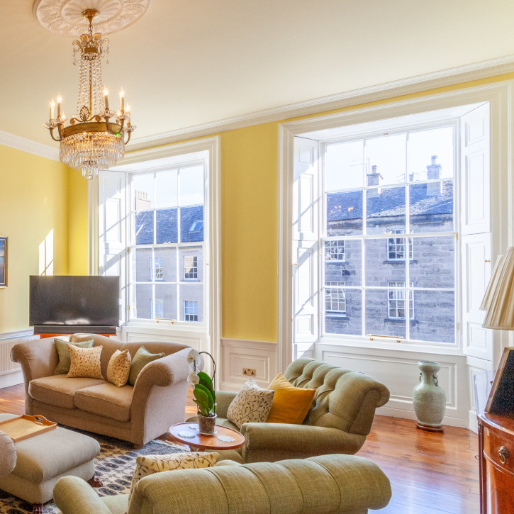 Edinburgh New Town drawing room with decorated sash and case windows